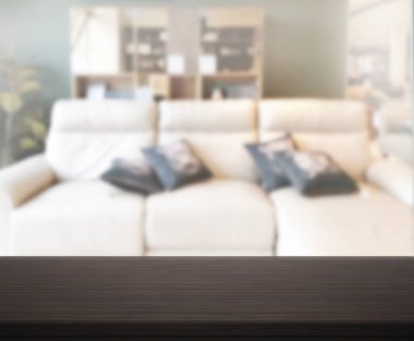 Masa üstü ve arka planın bulanık oturma odası