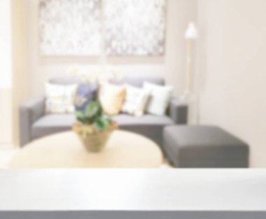 Masa üstü ve arka planın bulanık oturma odası