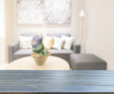 Masa üstü ve arka planın bulanık oturma odası