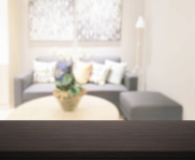 Masa üstü ve arka planın bulanık oturma odası