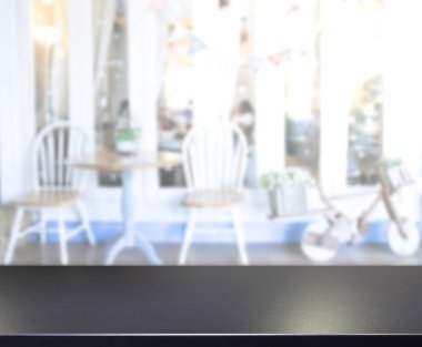 Masa üstü ve arka planın bulanık oturma odası