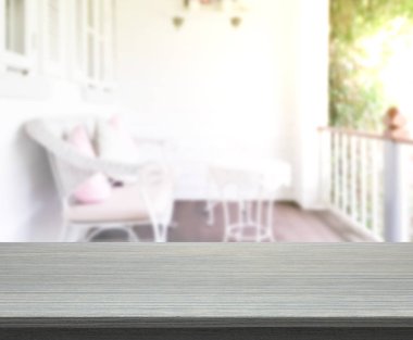 Masa üstü ve arka planın bulanık oturma odası