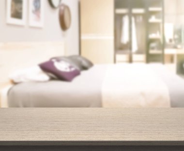 Masa üstü ve bulanıklık arka planda yatak odası