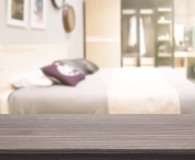 Masa üstü ve bulanıklık arka planda yatak odası