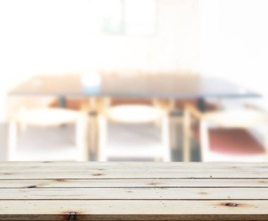 Arka plandaki Masa Üstü ve Bulanık Yemek Odası