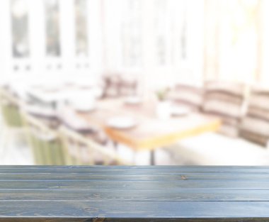 Arka plandaki Masa Üstü ve Bulanık Yemek Odası