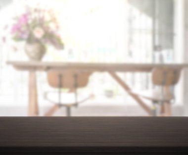 Arka plandaki Masa Üstü ve Bulanık Yemek Odası