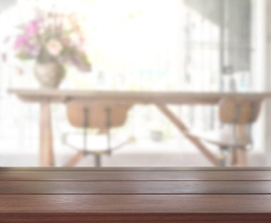 Arka plandaki Masa Üstü ve Bulanık Yemek Odası
