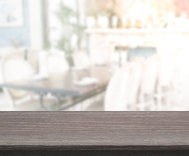 Arka plandaki Masa Üstü ve Bulanık Yemek Odası