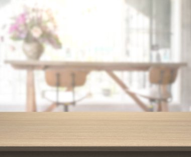 Arka plandaki Masa Üstü ve Bulanık Yemek Odası