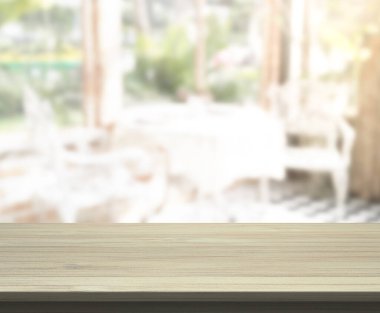 Arka planın Masa Üstü ve Bulanık Oturma Odası