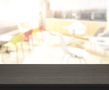 Arka plandaki Masa Üstü ve Bulanık Yemek Odası