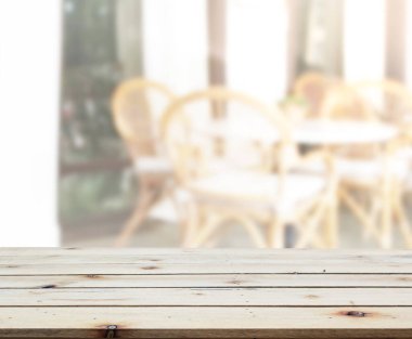 Arka plandaki Masa Üstü ve Bulanık Yemek Odası