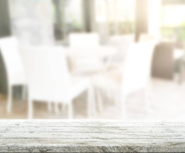 Arka plandaki Masa Üstü ve Bulanık Yemek Odası