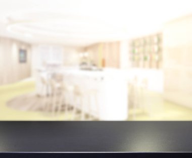 Arka plandaki Masa Üstü ve Bulanık Yemek Odası