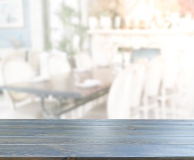 Arka plandaki Masa Üstü ve Bulanık Yemek Odası