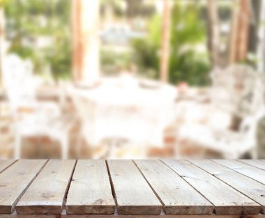 Arka planın Masa Üstü ve Bulanık Oturma Odası