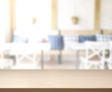 Arka plandaki masa üstü ve bulanık restoran