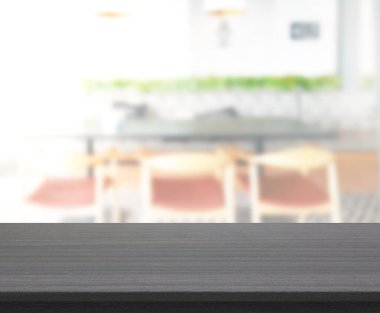 Arka plandaki masa üstü ve bulanık restoran