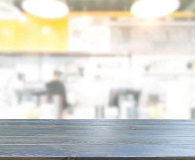 Arka plandaki masa üstü ve bulanık restoran