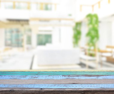 Arka plandaki masa üstü ve bulanık restoran