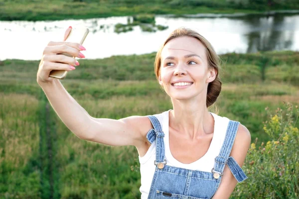 Självporträtt Leende Kvinna Blå Denim Byxor Och Vit Shirt Utomhus — Stockfoto