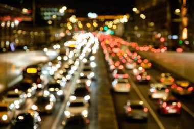 Işıklar araba trafik sıkışıklığı arka plan için gece retro renk etkisi, bir sokak yol defocused