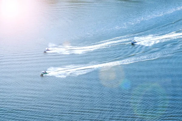 Трое Мужчин Водных Скутерах Мчатся Вдоль Реки Лучах Заката Солнечного — стоковое фото