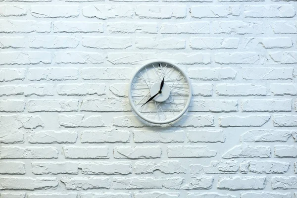 Clock in white brick wall. Background. Texture. Brick. — Stock Photo, Image