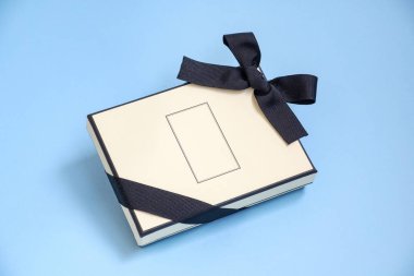 Noel, Yeni Yıl, Anneler Günü, yıldönümü, doğum günü, parti, mavi bir arka plan, üst görünüm üzerinde izole için bir hediye olarak renkli kurdele ile Hediye kutusu. İş yerinde bir iş arkadaşına hediye
