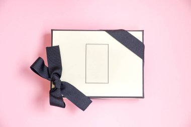 Noel, Yeni Yıl, Anneler Günü, yıldönümü, doğum günü, parti, pembe bir arka plan, üst görünüm üzerinde izole için bir hediye olarak renkli kurdele ile Hediye kutusu. İş yerinde bir iş arkadaşına hediye