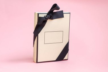 Noel, Yeni Yıl, Anneler Günü, yıldönümü, doğum günü, parti, pembe bir arka plan, üst görünüm üzerinde izole için bir hediye olarak renkli kurdele ile Hediye kutusu. İş yerinde bir iş arkadaşına hediye