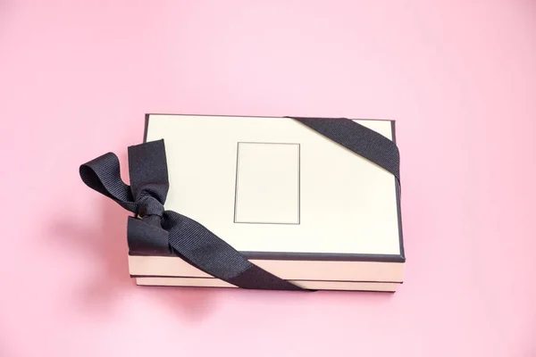 Caja de regalo con cinta de colores como regalo para Navidad, Año Nuevo, Día de las Madres, aniversario, cumpleaños, fiesta, aislado en un fondo rosa, vista superior. Regalo a un colega en el trabajo — Foto de Stock