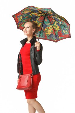 Bir şemsiye tutan bir kız portresi - yan görünüm, beyaz bir arka plan üzerinde izole. Sonbahar yağmurlu bir günde şemsiyesi olan kadın. Sevimli beyaz genç kız gülümseyerek ve uzağa bakıyor - profil.