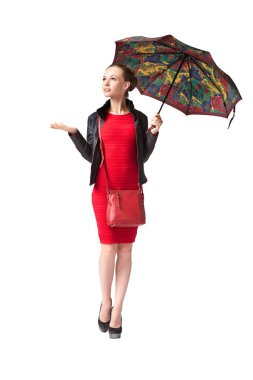 Bir şemsiye tutan bir kız portresi - yan görünüm, beyaz bir arka plan üzerinde izole. Sonbahar yağmurlu bir günde şemsiyesi olan kadın. Sevimli beyaz genç kız gülümseyerek ve uzağa bakıyor - profil.