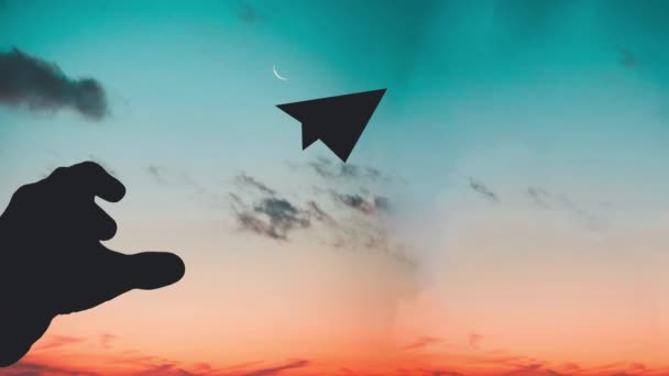 Rukou Pustil Papírové Letadlo Létat Západu Slunce Obloze — Stock video