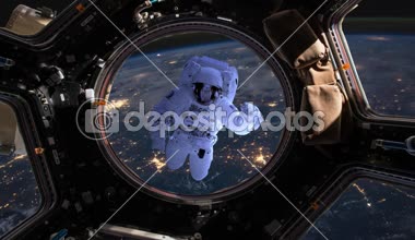 Astronot uzaya kaybolan kadar uzak uzay gemisi taşır
