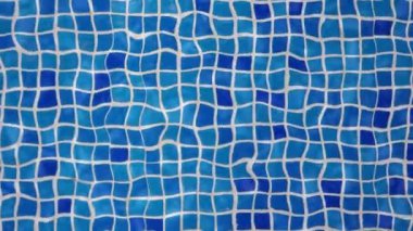 Yüzme Havuzu alt mavi mozaik arka plan ve şeffaf su etkisi 4 k