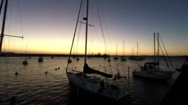 Sunset Dock Pier Harbor bay kıyı zaman atlamalı, su 4k tekne ve yatlar hareketi