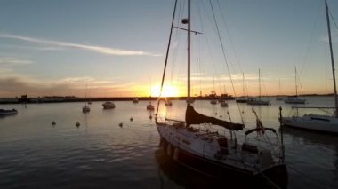 Sunset Dock Pier Harbor bay kıyı zaman atlamalı, tekne ve yatlar hareket suda