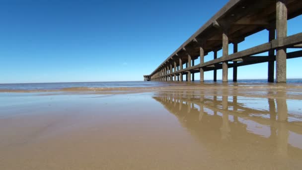 在沙滩海岸海湾建造桥梁 — 图库视频影像