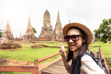 Şirin mutlu gülümseyen turist kız, Wat Chaiwatthanaram seyahat zevk rahatlatıcı bir Budist Tapınağı şehir Ayutthaya tarihi Park, Tayland, yaz tatili, kavram seyahat.