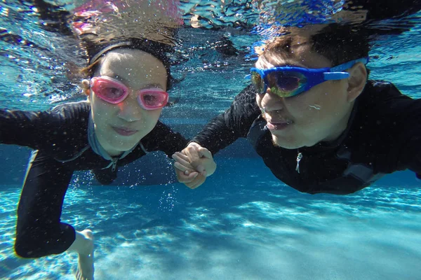 Aziatisch Meisje Zwemmen Onder Water Met Vader — Stockfoto