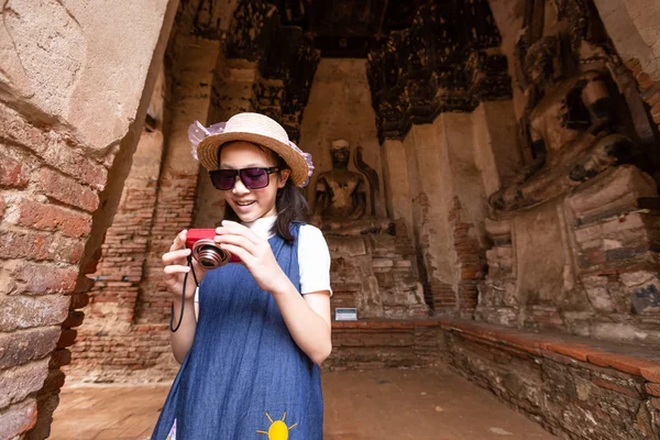 Bonito Feliz Sorrindo Menina Turística Relaxante Desfrutar Viajar Wat Chaiwatthanaram — Fotografia de Stock