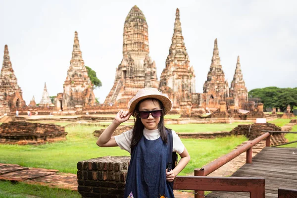 Χαριτωμένο Ευτυχισμένος Χαμογελαστό Κορίτσι Τουριστικά Χαλάρωσης Απολαμβάνοντας Ταξιδεύουν Στο Wat — Φωτογραφία Αρχείου