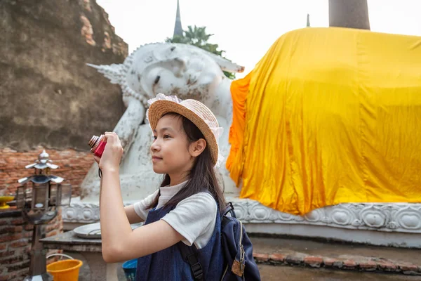 Roztomilý Šťastný Usmívající Turistické Dívka Focení Fotoaparátem Pozadí Ležícího Buddhy — Stock fotografie