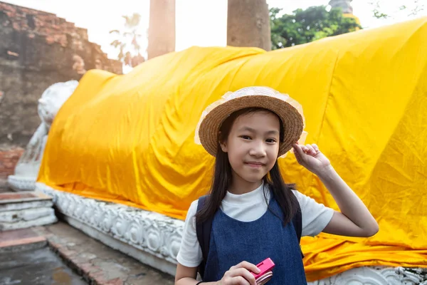 Linda Chica Turística Sonriente Feliz Buda Reclinado Fondo Wat Yai — Foto de Stock