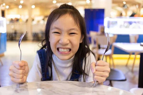 Ätstörning Asiatiska Söt Flicka Hungriga Väntar Lunch Och Ordning Restaurangen — Stockfoto