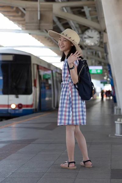 Asiática Linda Chica Saludando Adiós Antes Viajar Estación Skytrain Para — Foto de Stock