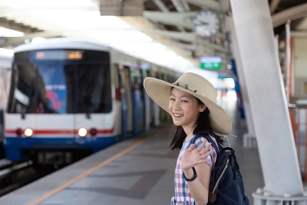 Ασιατικό Χαριτωμένο Κορίτσι Κυματίζοντας Αντίο Πριν Πάει Ταξιδέψουν Σταθμό Skytrain — Φωτογραφία Αρχείου